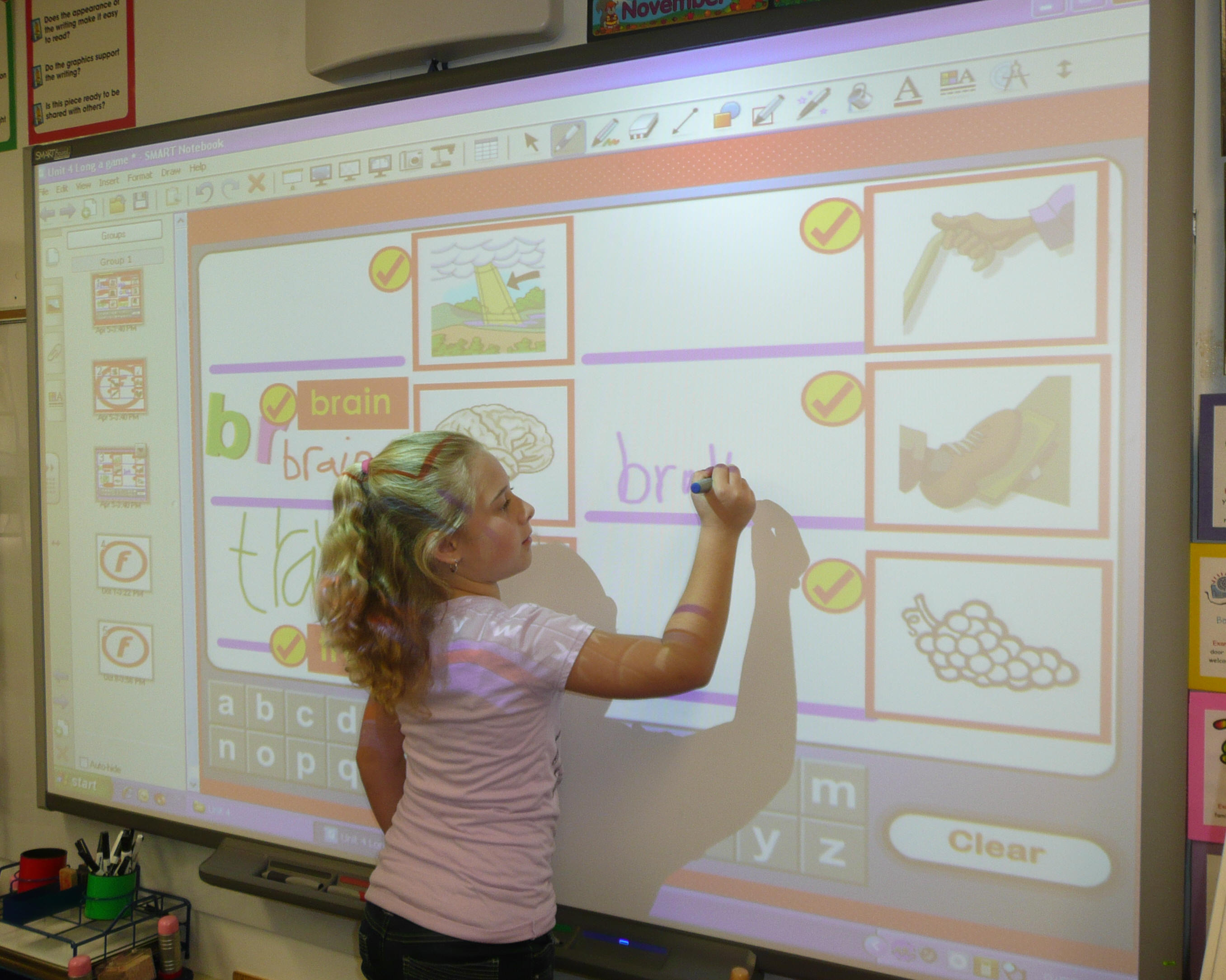 Новая игра на доске. Интерактивная доска Smart Board. Занятия на интерактивной доске. Интерактивная доска на уроке. Интерактивная доска в детском саду.